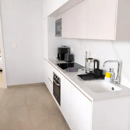 Sunny Waves Apt. 3br, 2baths, Ac & Heated Pool تورّيفيِخا