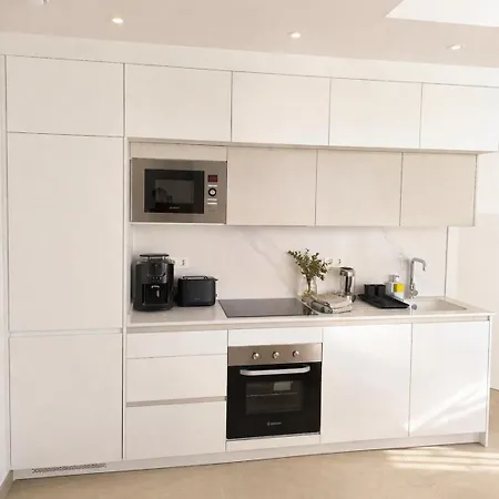 Sunny Waves Apt. 3br, 2baths, Ac & Heated Pool * تورّيفيِخا
