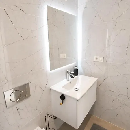 Sunny Waves Apt. 3br, 2baths, Ac & Heated Pool شقة *