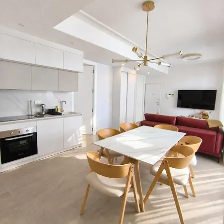 Sunny Waves Apt. 3br, 2baths, Ac & Heated Pool شقة *
