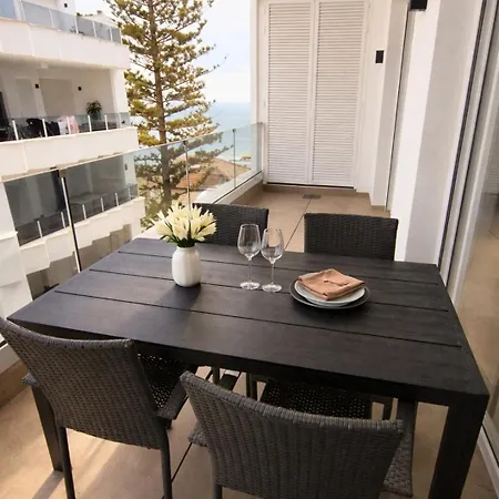 Sunny Waves Apt. 3br, 2baths, Ac & Heated Pool شقة تورّيفيِخا