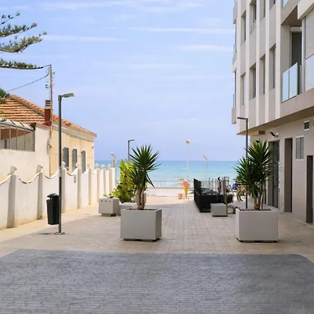 Sunny Waves Apt. 3br, 2baths, Ac & Heated Pool شقة *